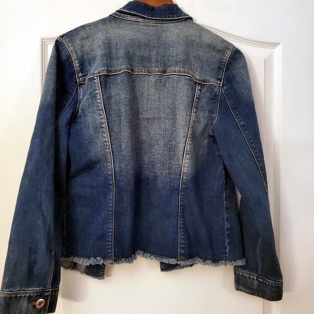 🚫SOLD🚫Chicos Size 1 Stretch Denim Jacket With Fringe in bottom - Picture 2 of 4